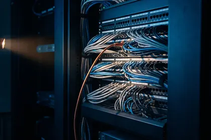 Técnico revisando el cableado de un gabinete de red