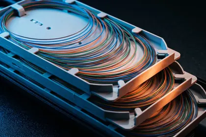 Ductos y fibra de una red de planta externa