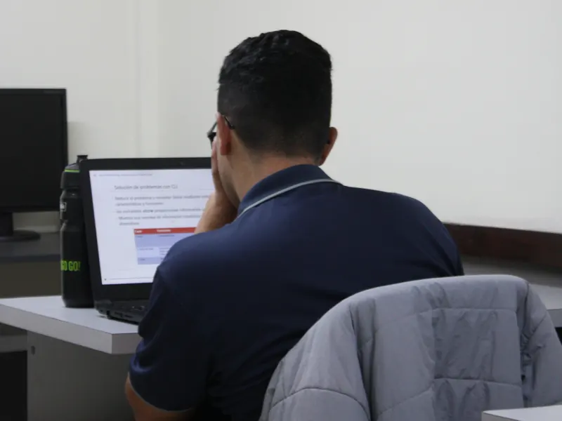 Miembro del equipo de Datatell estudiando material de resolución de problemas de red en la oficina